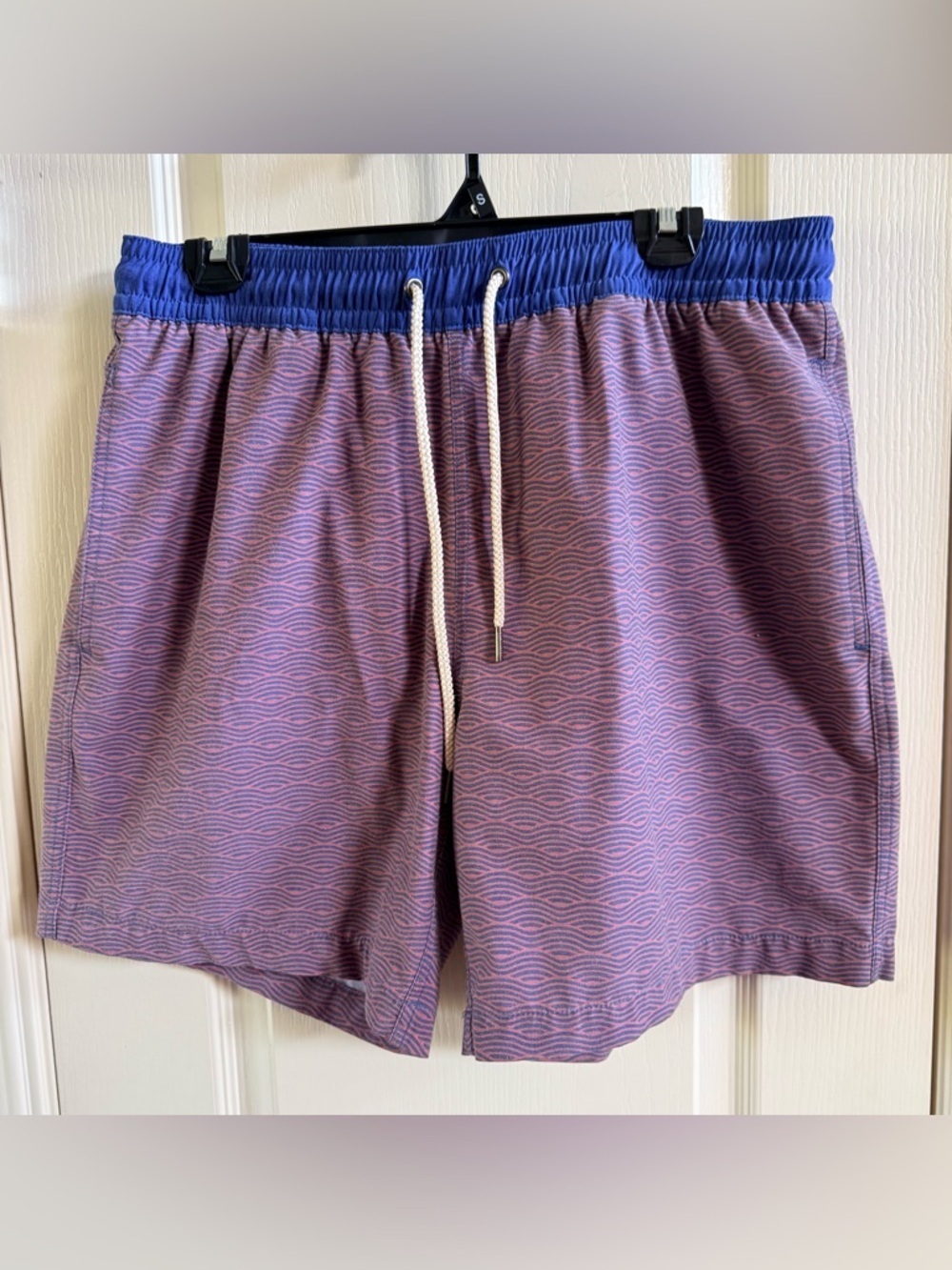 Fair Harbor Men’s Bayberry Swim trunk in red wave pattern. Size XL
